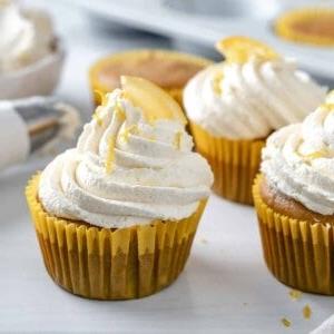 Einfache Vegane Zitronen Cupcakes 9 completed lemon vanilla cupcakes on a white surface