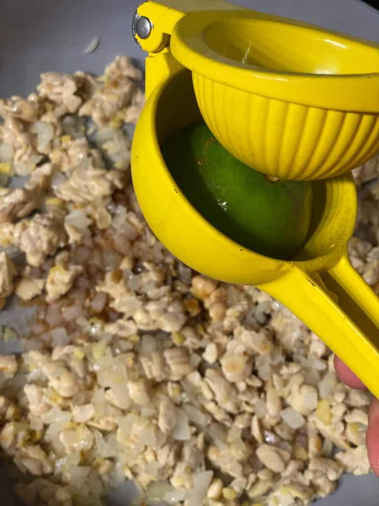 Pfannengebratenes Tempeh mit Ingwer-Sojasauce 9 Schritt 6: Limette in die Pfanne pressen