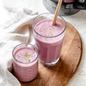 Einfacher Himbeer-Smoothie 9 Fertiger einfacher Himbeer-Smoothie in Gläsern