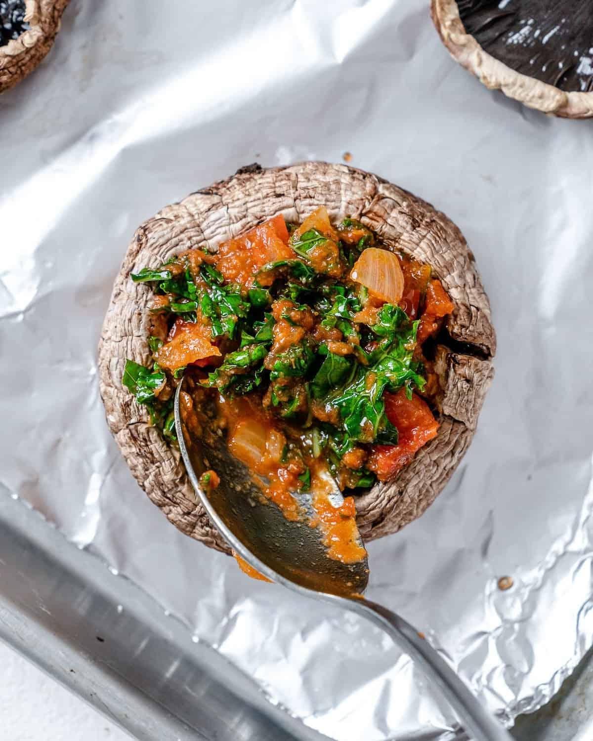Portobello-Pilz-Pizzen 9 Prozess des Eingießens von Sauce und Füllung in Portobello-Pilze
