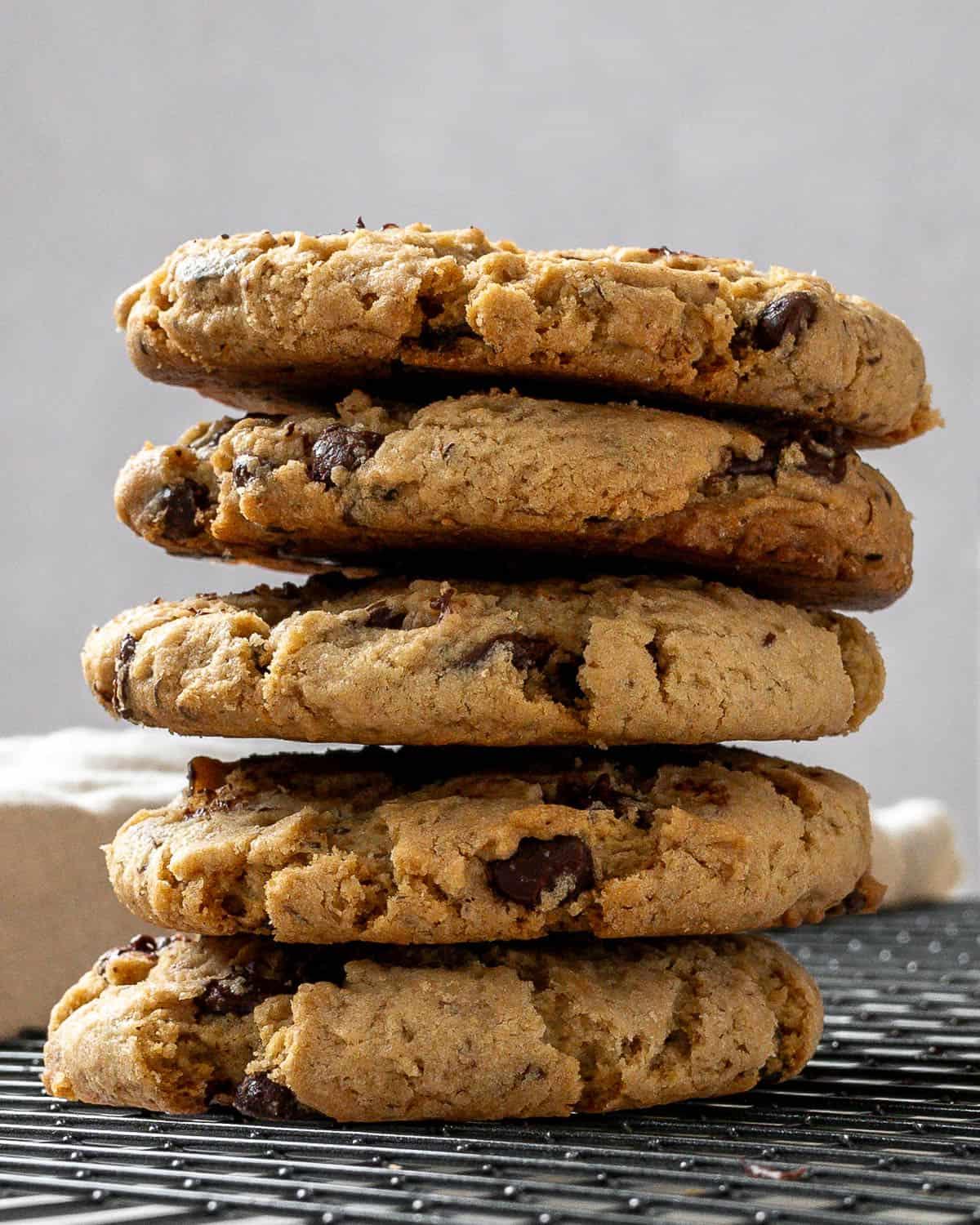 Gestapelte milchfreie Chocolate Chip Cookies auf einem Gitterrost