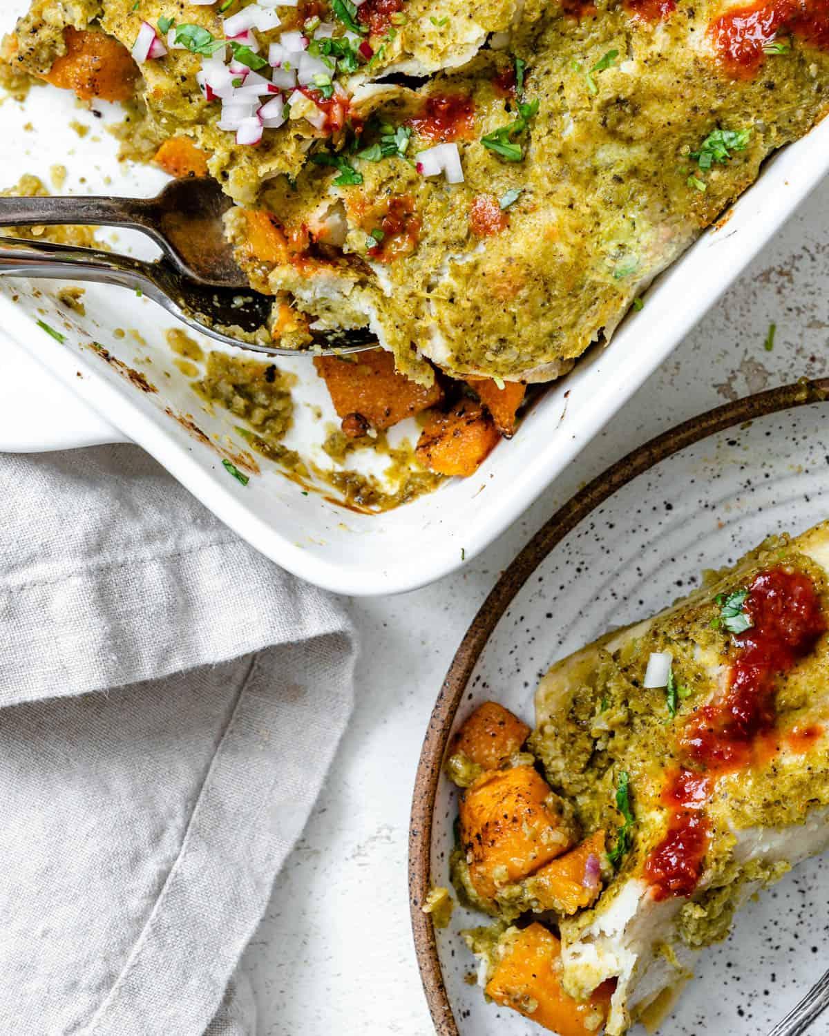 Fertige Butternut-Kürbis Enchiladas Verdes in einer Auflaufform und auf einem Teller.