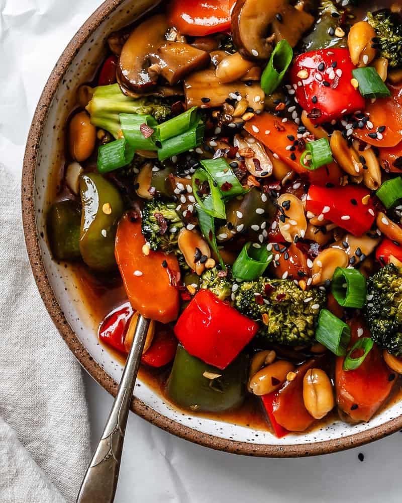 **Kung Pao-Gemüse** 9 Fertiges Kung Pao Gemüse auf einem Teller.