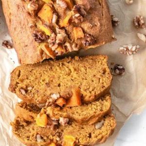 Veganes Kürbisbrot 9 Fertiges Kürbisbrot in Scheiben auf Backpapier