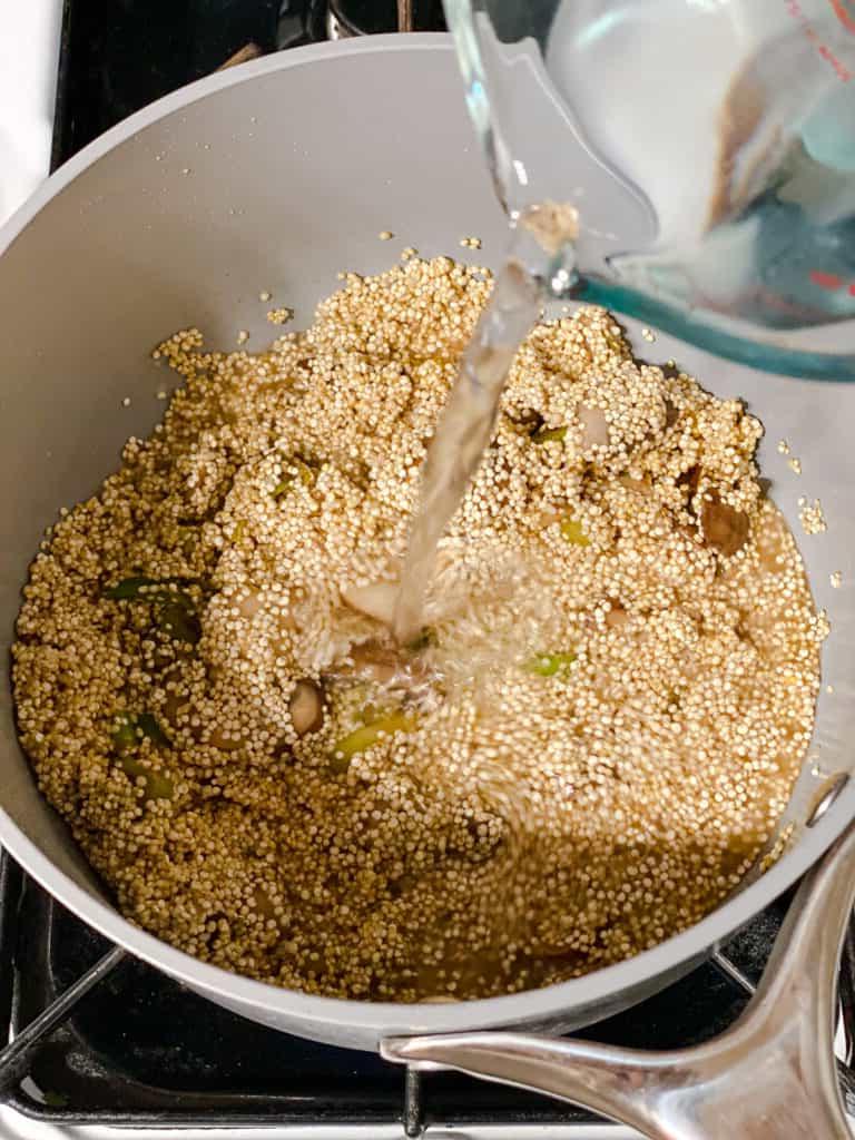 Gesunde Quinoa Gemüse-Bowl 9 Verarbeitungsschritt: Wasser in Pfanne geben