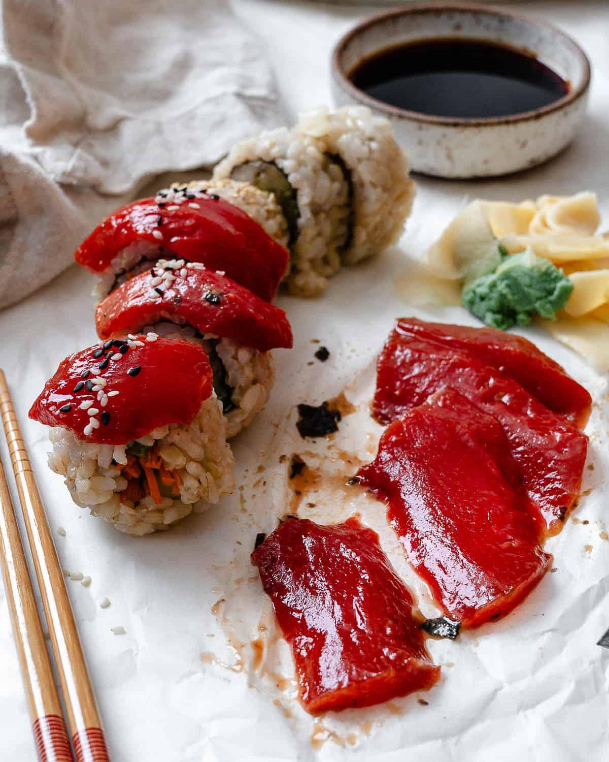 Fertiger veganer Wassermelonen-Thunfisch (Sashimi + Steaks) auf einer weißen Oberfläche, detaillierte Ansicht