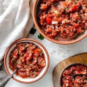 **5-Minuten Gartenfrische Salsa** 9 Fertige 5-Minuten-Gartensalsa in drei verschiedenen Schalen auf weißem Untergrund