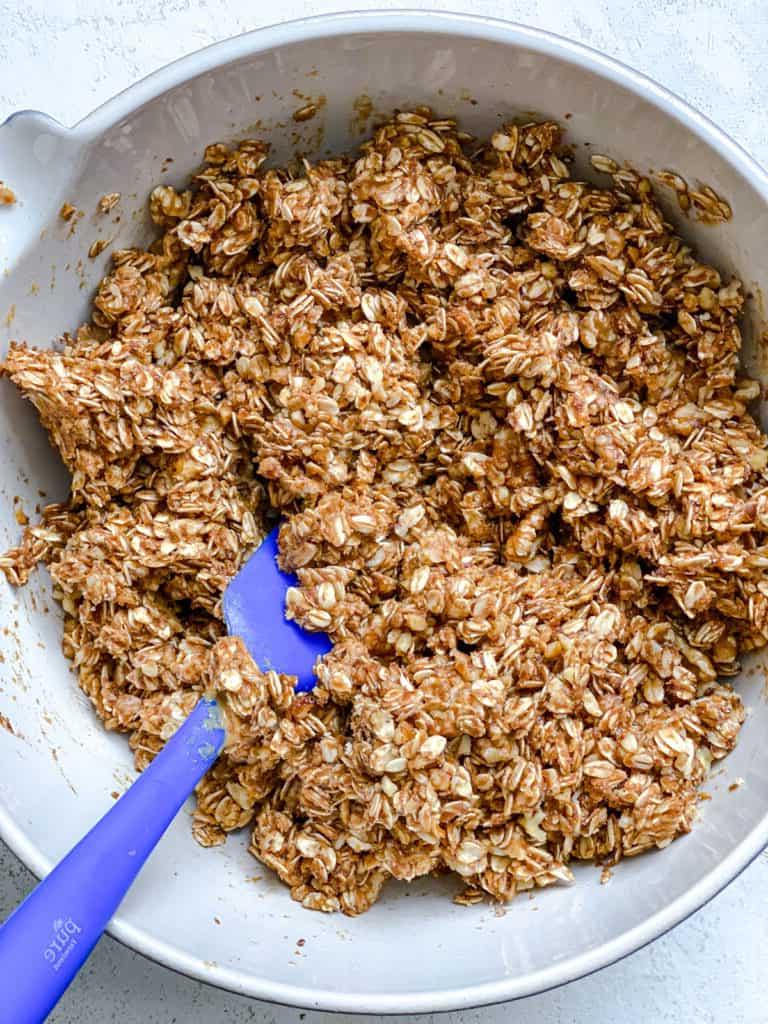 Einfaches Erdnussbutter Granola 9 process shot of mixing ingredients together in a bowl