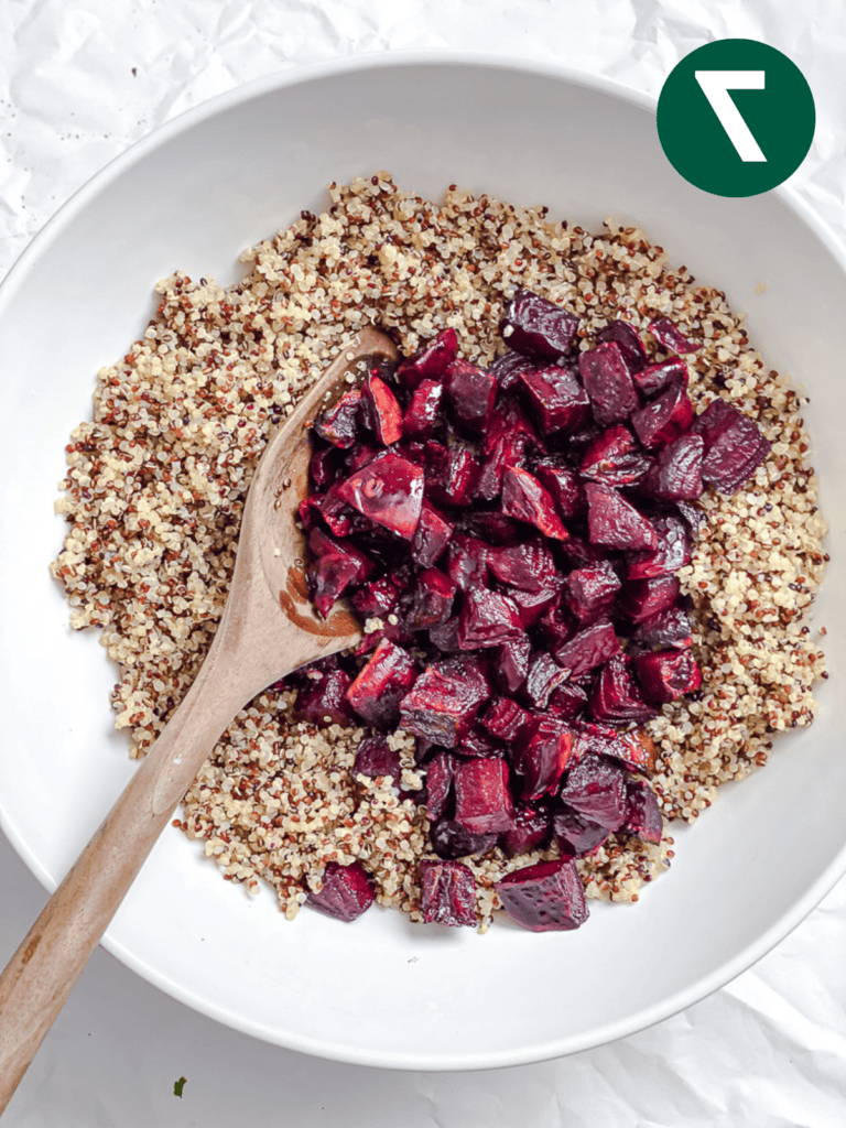 **Gerösteter Rote Bete und Quinoa Salat** 10 Rote Bete in die Schüssel geben