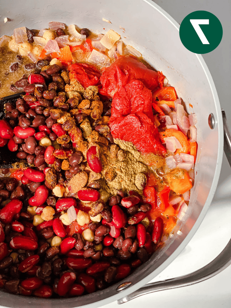 Veganes Kürbis-Chili für Schongarer und Herd 10 Prozessaufnahme des Vermischens der Zutaten in der Pfanne