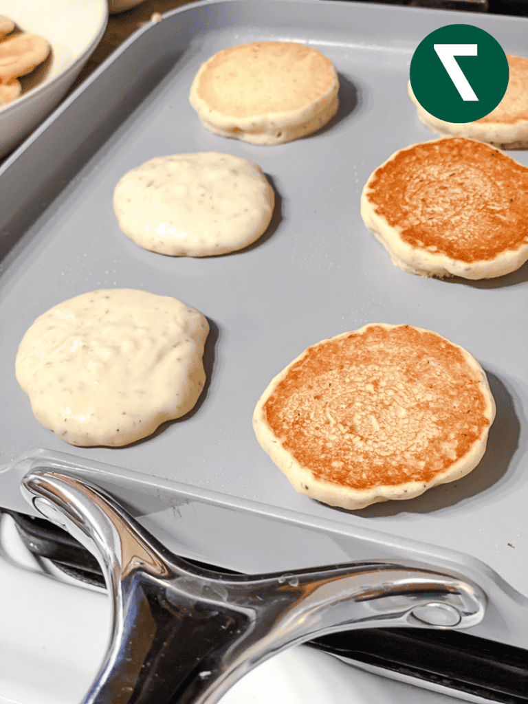 Gekochte Mini-Pfannkuchen in einer Pfanne