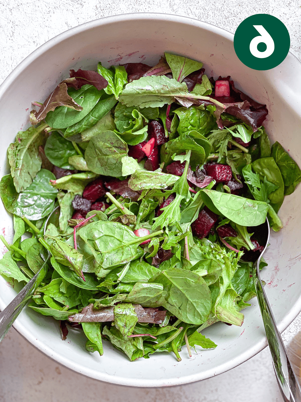 Veganer Gebratener Rote-Bete-Salat (Mit ‘Feta’ und Apfel) 10 Prozessaufnahme des Hinzufügens von Zutaten zum Teller