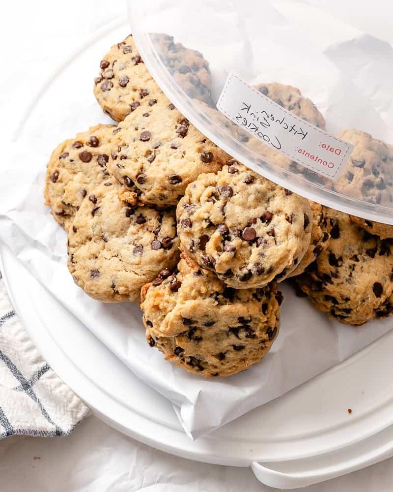 Alles-Drin-Kekse 10 Fertige Kitchen Sink Cookies in einem Aufbewahrungsbehälter