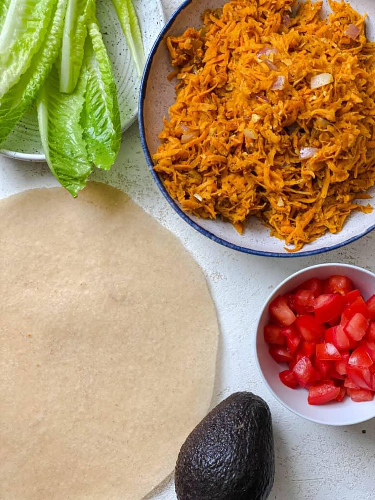 Süßkartoffel-Burritos 10 Zutaten für Süßkartoffel Burritos auf weißem Untergrund abgemessen