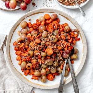 Karotten- und Kalifornische Trauben-Beilage 10 completed Carrot Grape Side Dish on a plate