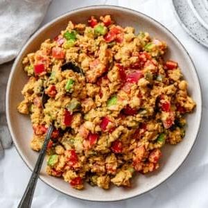Veganer Kichererbsensalat 10 Veganer Kichererbsensalat in einer großen weißen Schüssel.