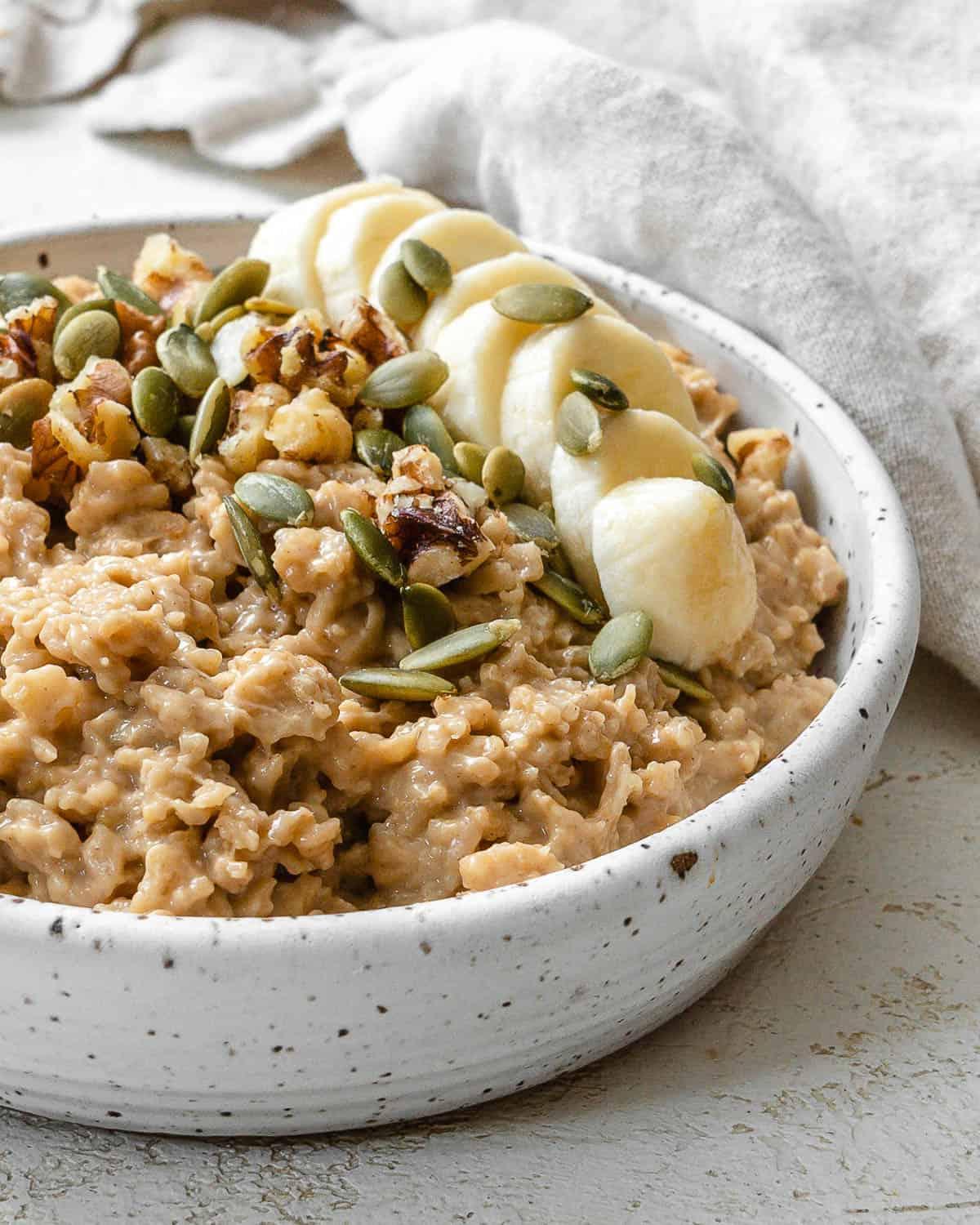 Einfacher Erdnussbutter-Porridge (+ Extras) 10 completed Easy Peanut Butter Oatmeal in a bowl against a light background