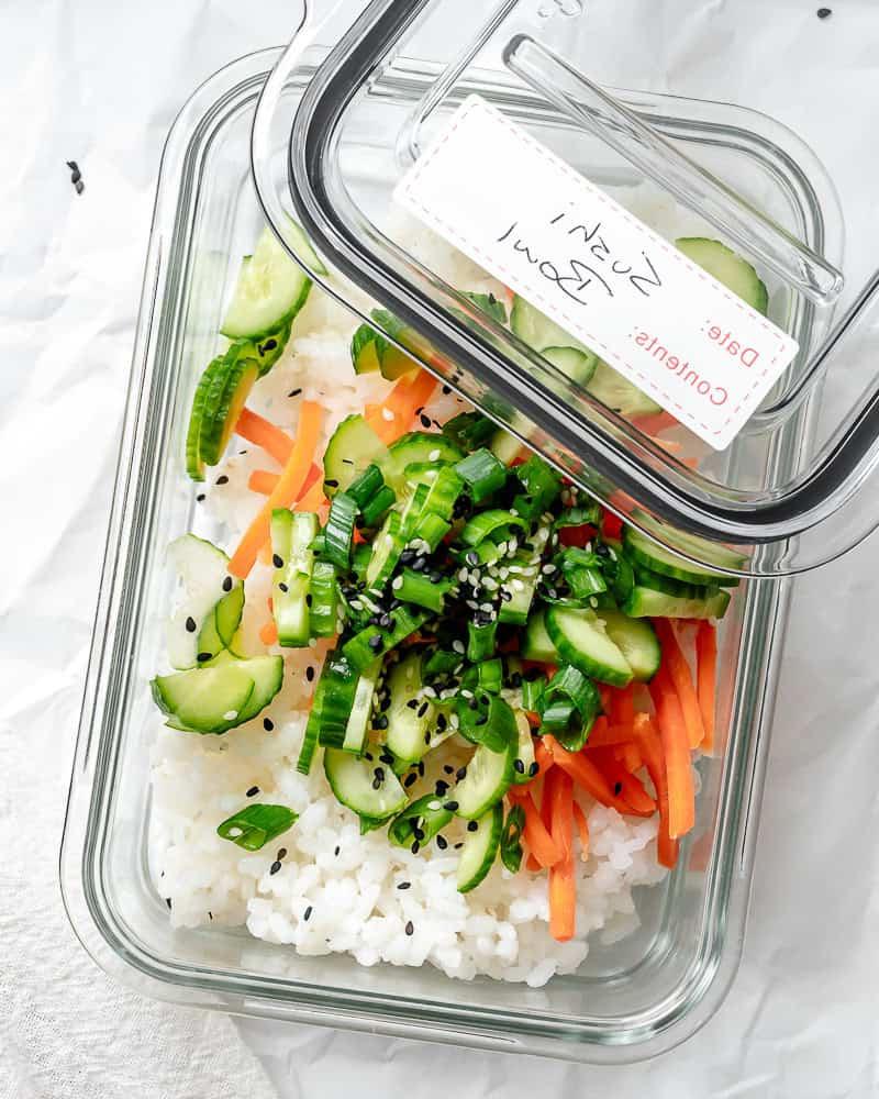Sushi-Schüssel 10 Eine übrig gebliebene Sushi Bowl in einem Aufbewahrungsbehälter.