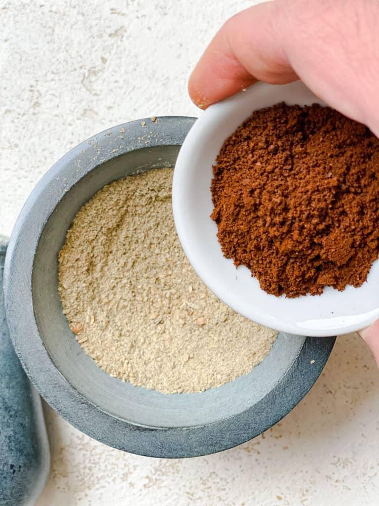 Portobello-Pilz-Sandwich mit Kaffee-Rub 10 Prozessaufnahme: Kaffee wird zur Gewürzmischung gegeben