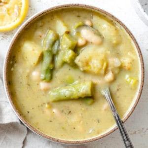 Vegane Spargelsuppe 10 Fertige vegane Spargelcremesuppe in einer Schüssel