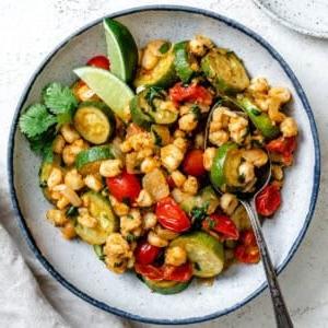 Sommer-Zucchini und geschälter Mais 10 completed Summer Zucchini and Hominy on plate