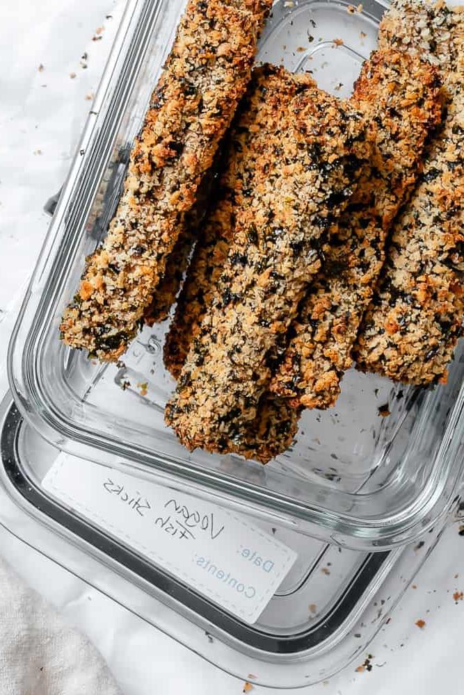 Vegane Fischstäbchen 10 Fertige vegane Fischstäbchen in einem Aufbewahrungsbehälter