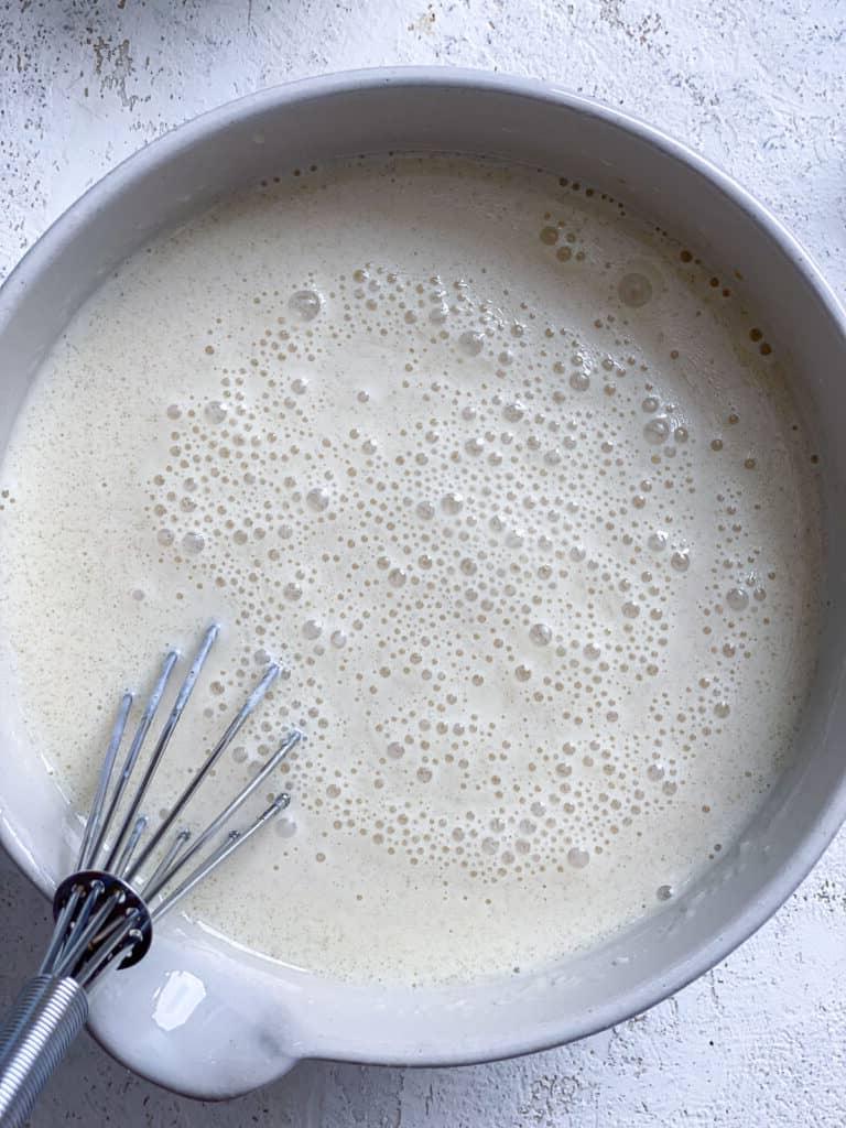 Schrittbild: Zutaten in einer Schüssel verquirlen