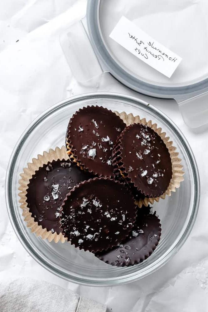 Fertige vegane Erdnussbutter-Cups auf einer weißen Oberfläche in einer Schüssel.