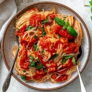 15-Minuten-Kirschtomaten-Basilikum-Pasta 10 Nahaufnahme der fertig zubereiteten Kirschtomaten-Basilikum-Pasta in einer Schüssel