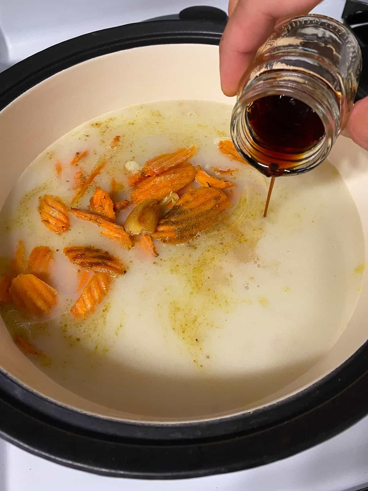 Karotten-Curry-Suppe mit Nudeln 10 Sojasauce in den Topf geben