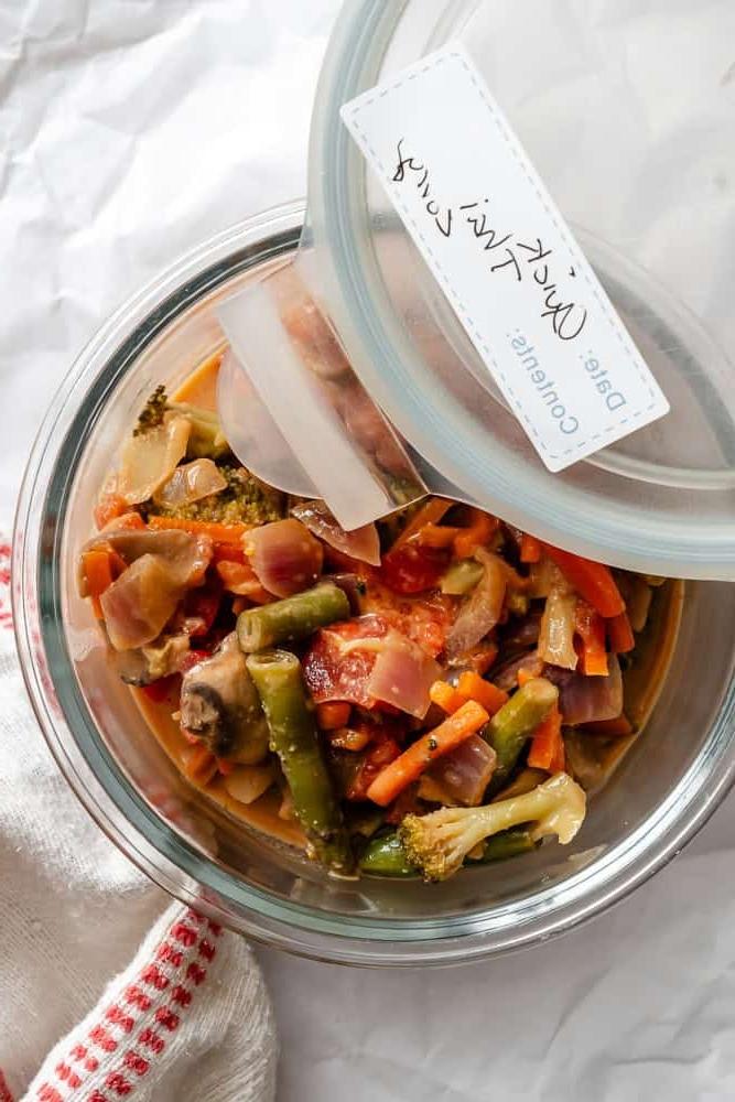 **Veganes Rotes Thai-Curry (30 Minuten)** 9 Fertiges veganes rotes Thai Curry (30 Minuten Gericht) in einem Aufbewahrungsbehälter