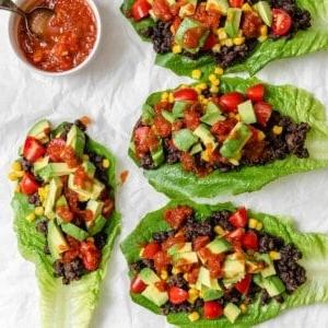 Vegane Schwarze-Bohnen-Salatwickel 10 completed Vegan Black Bean Lettuce Wraps against a white surface