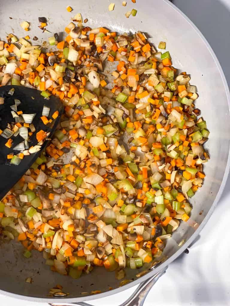 Veganer Linsen-Hirtenkuchen 10 Prozessaufnahme: Gemüse brät in der Pfanne und wird weicher