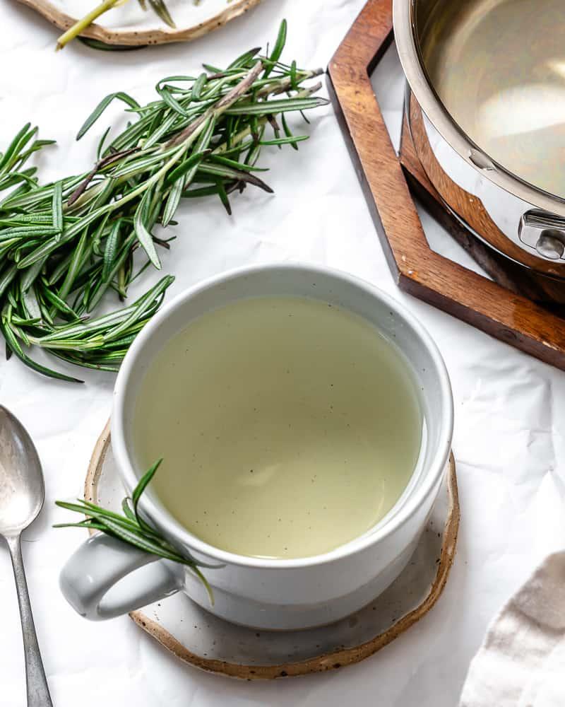 Rosmarintee 10 Eine weiße Tasse gefüllt mit Rosmarintee.
