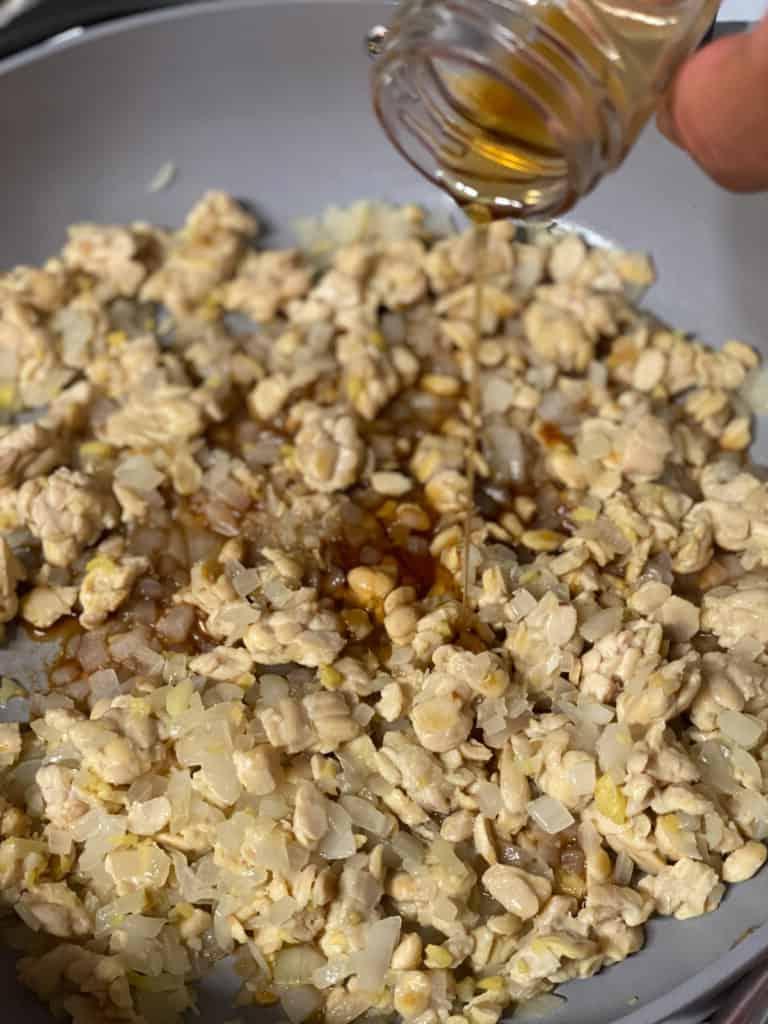 Pfannengebratenes Tempeh mit Ingwer-Sojasauce 10 Schritt 7: Süßstoff in die Pfanne geben