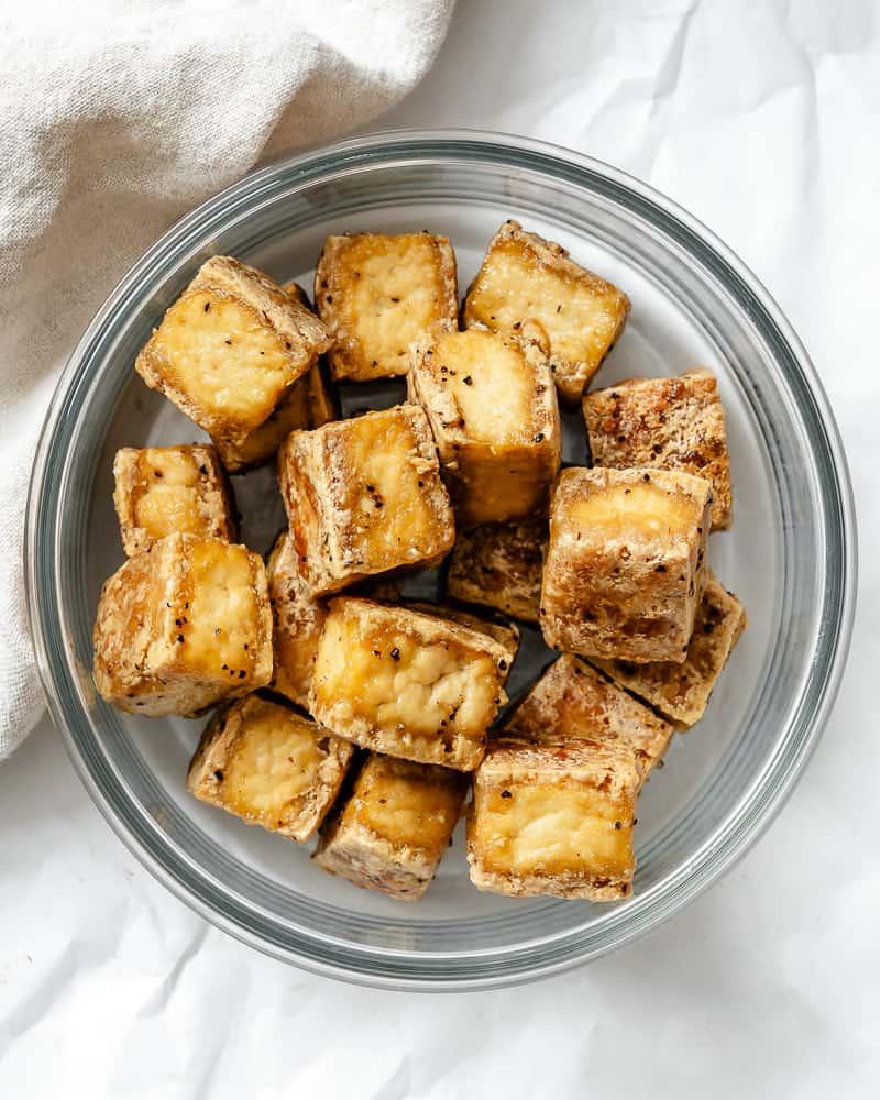 Knuspriger Gebackener Tofu 10 Fertiger knuspriger Back-Tofu in einer Schüssel