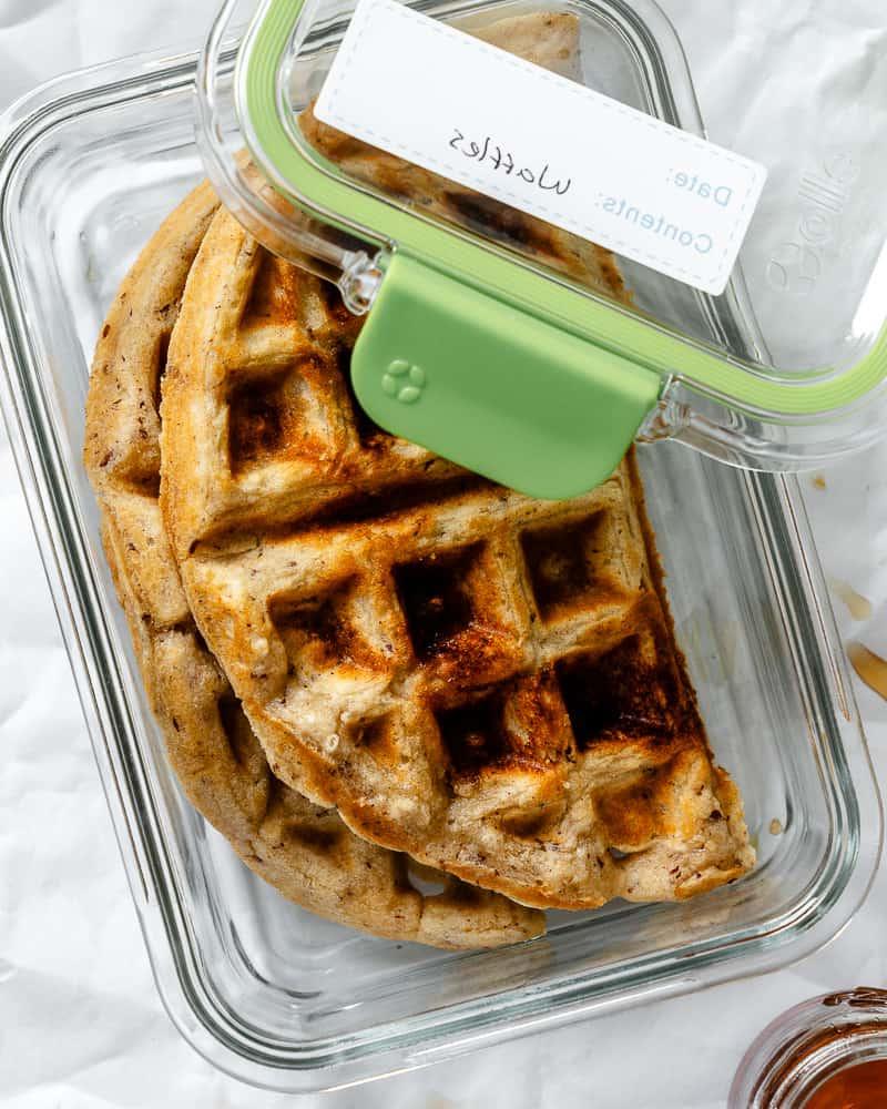 Vegane Waffeln 10 Gekochte vegane Waffeln in einem Glasbehälter mit Deckel, seitlich beschriftet mit "Waffeln", bereit zur Aufbewahrung.
