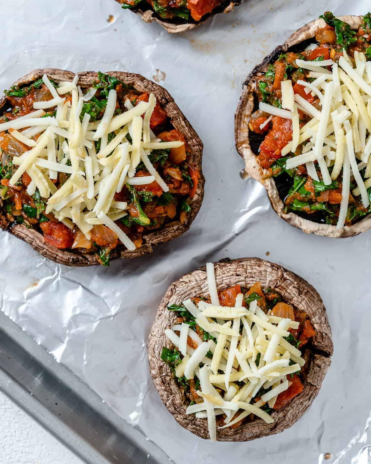 Portobello-Pilz-Pizzen 10 Prozess des Hinzufügens von veganem Käse zu Portobello-Pilz-Pizzen