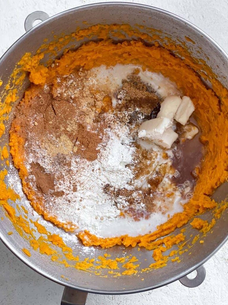 Veganer Süßkartoffelkuchen 10 Prozessaufnahme nach Zugabe der Zutaten zu den pürierten Süßkartoffeln