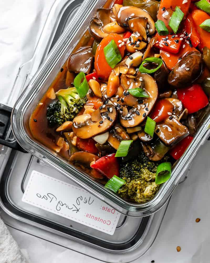 **Kung Pao-Gemüse** 10 Fertiges Kung Pao Gemüse in einem Aufbewahrungsbehälter.