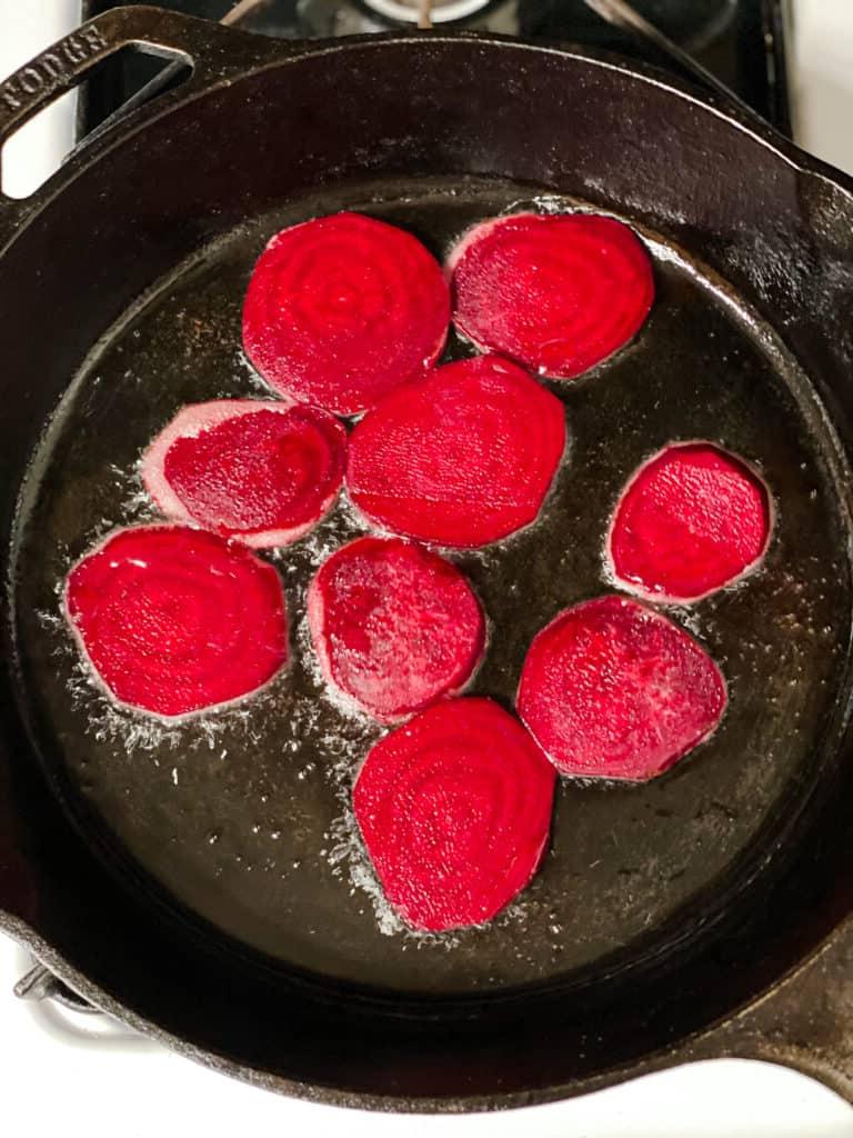 Gesunde Quinoa Gemüse-Bowl 10 Verarbeitungsschritt: Rote Bete in Pfanne braten