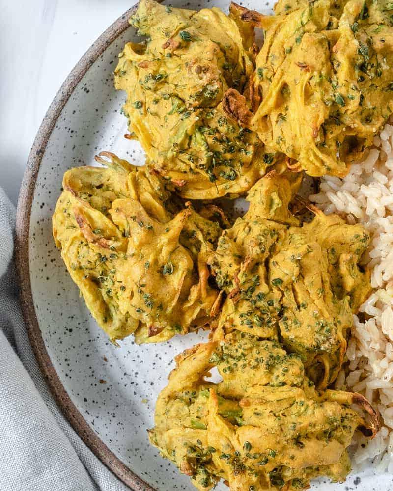 Fertige Brokkoli- und Zwiebel-Pakora auf einem Teller angerichtet