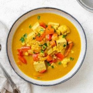 Kürbiscurry 10 Fertiges Kürbis-Curry auf hellem Untergrund