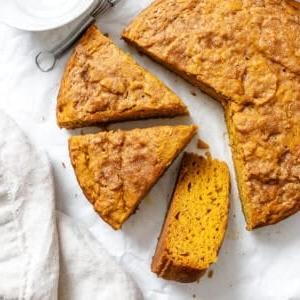 Butternusskürbis-Kuchen 10 Fertig gebackene Butternusskuchen-Scheiben auf weißem Untergrund