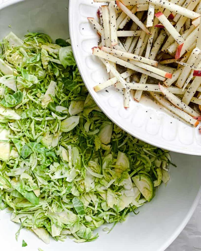 Gehobelter Rosenkohlsalat mit Äpfeln 10 Prozessaufnahme des Hinzufügens von Äpfeln zu Rosenkohl